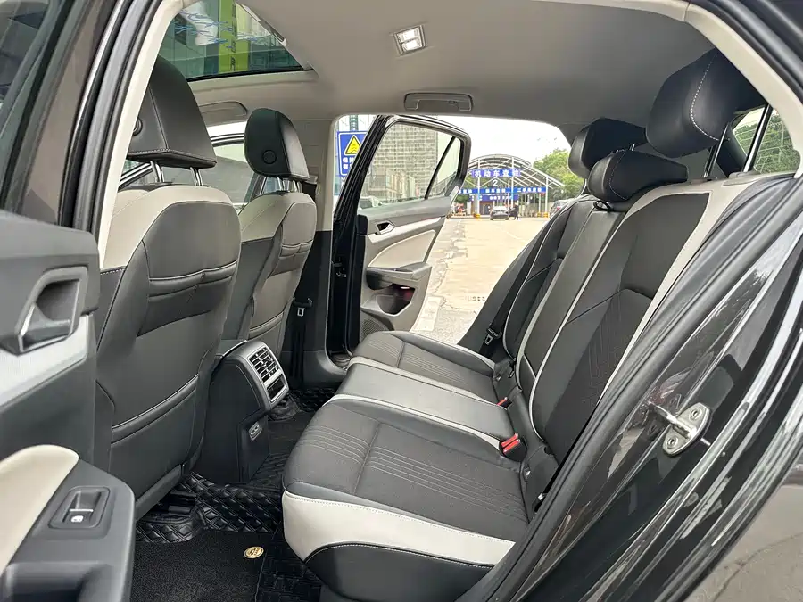 Volkswagen Golf - фото 21